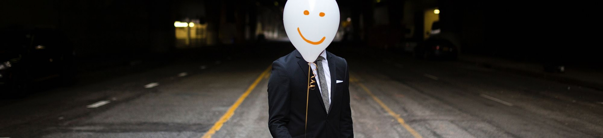 privacy, man in pak wiens hoofd verscholen is achter een ballon met smiley
